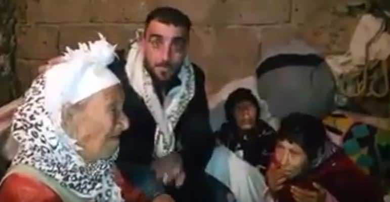 أم تربط ابنتيها 30 عاما بالسلاسل!