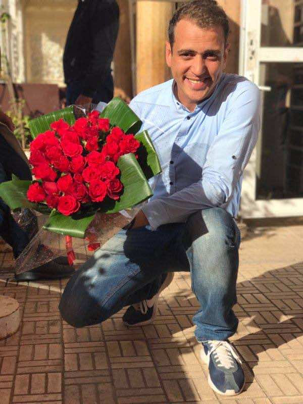 "مومو" يوزع الورود على المارة في "عيد الحب"