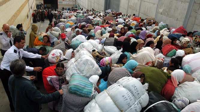 6000 حمال مغربي يعبرون باب "سبتة الثاني" في 24 ساعة