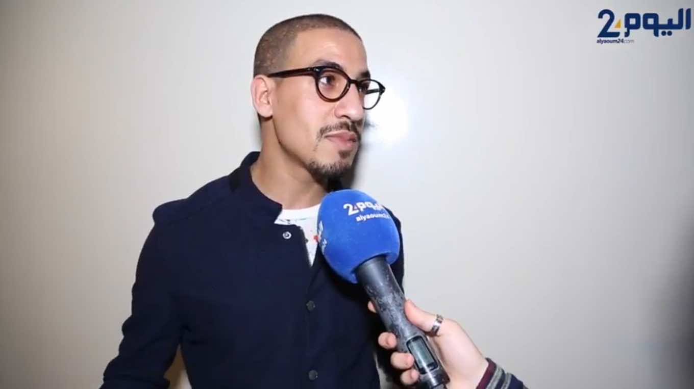 قلب الكوميدي يسار يتمزق بينما يُضحك المشاهدين - صورة