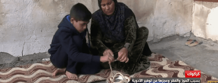 إمرأة تلجأ إلى أكل الأفاعي علاجاً لمرضها "المُزمن" - فيديو