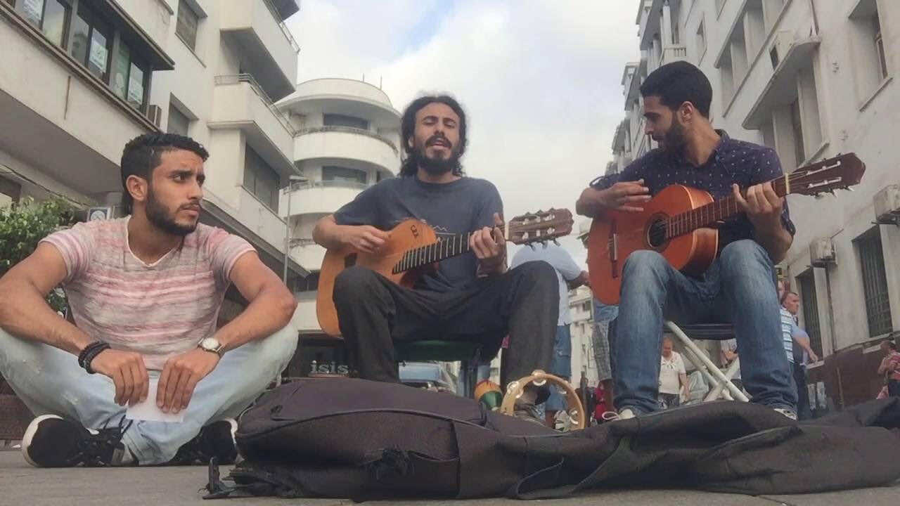 البيضاويون يتضامنون مع نجوم عروض الشارع بعد "طردهم"