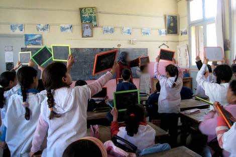 فوضى.. مجهولون يقتحمون مؤسسة تعليمية ويرجمون مديرها بالحجارة