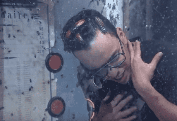 رشيد رفيق يفشل في تحدي الصراصير والثعابين – فيديو