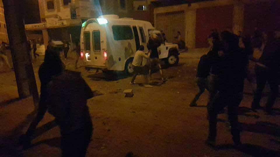 تفاصيل ساعات اعتصام معطلين هددوا بإحراق أنفسهم في العيون - فيديو