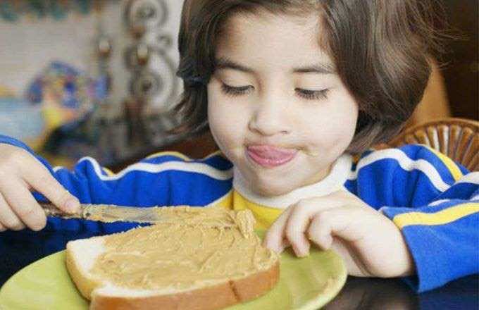 أمور على الأم أن تترك طفلها يقوم بها بنفسه