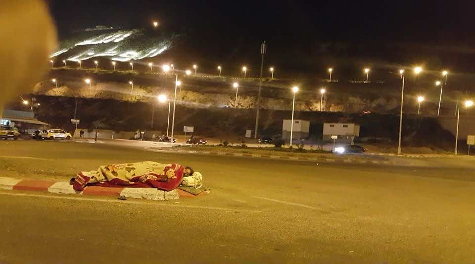 حنان.. متشردة تختار النوم في حضن "الله ـ الوطن ـ الملك" في أكادير