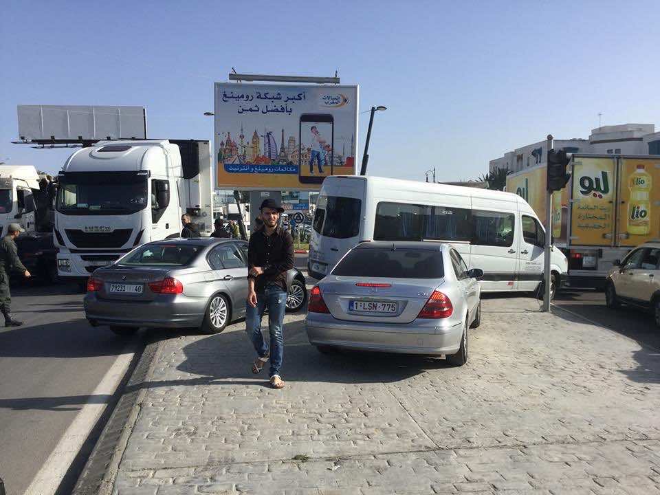 بلوكاج مروري في مدخل طنجة وفوضى تهزم السلطات الأمنية - صور 