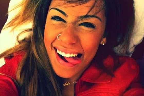 شقيقة نيمار تحرج نجم البارصا أمام جماهيره