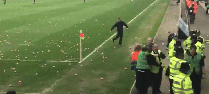 جماهير بالدوري الإنجليزي تلقي "خنازير" في الملعب احتجاجاً!