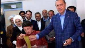 أردوغان يدلي بصوته رفقة أحفاده - فيديو