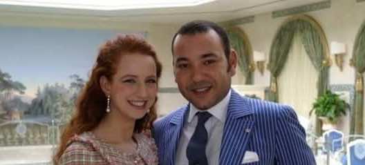 لحظة رومانسية بين الملك والأميرة لالة سلمى بميامي - صورة