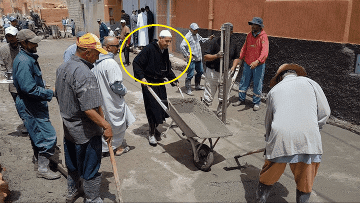 رئيس يقود حملة تبليط أزقة جماعته بـ"0" درهم