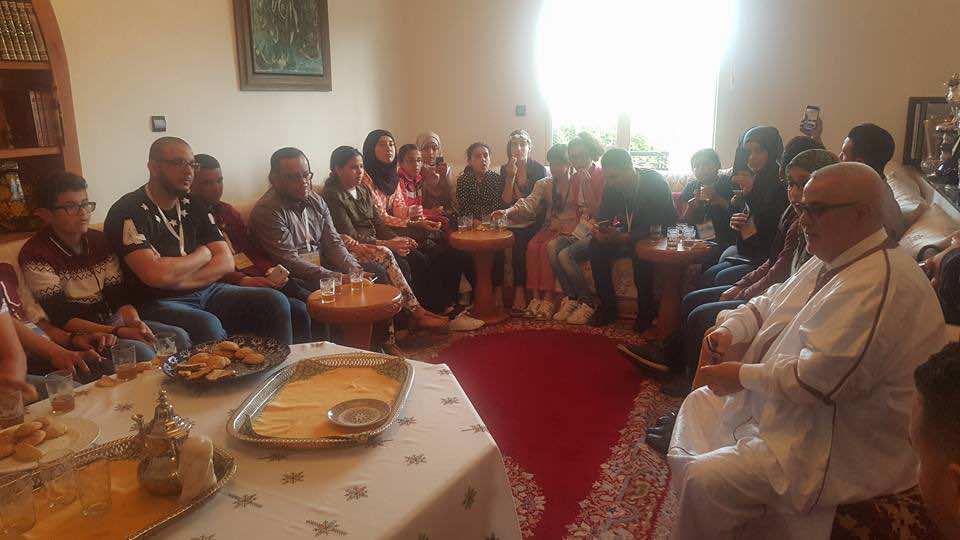 بنكيران يفتح بيته للتلاميذ وقيادات يسارية تزوره سراً