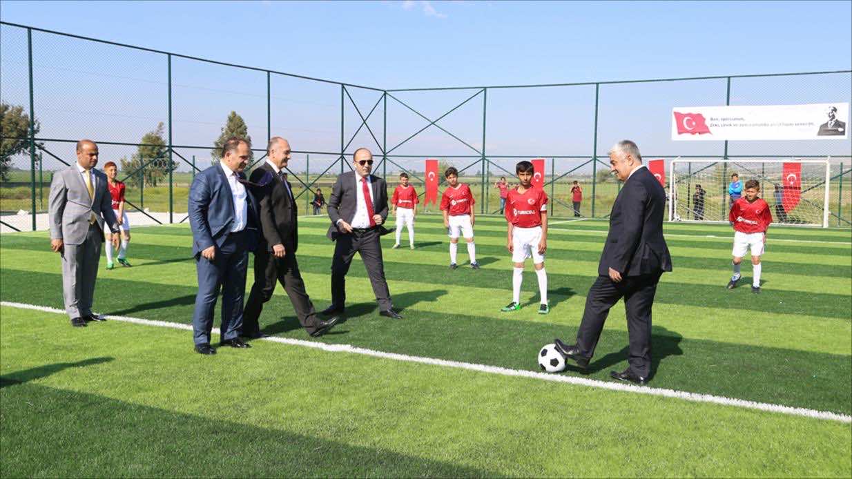 اتحاد الكرة التركي يفتتح ملعبا للاجئين السورين