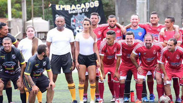 حسناء جميلة تفسد مباراة في الدوري البرازيلي