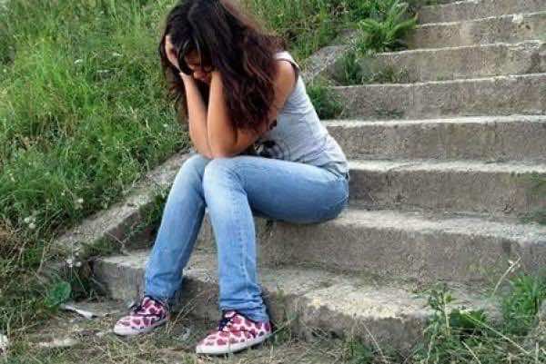 اعترفت لوالدها بأنها مثلية فاغتصبها !
