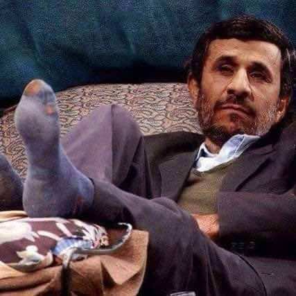 احمدي نجاد يعض يد المرشد الاعلى ويلقبه ببني أمية وبني العباس