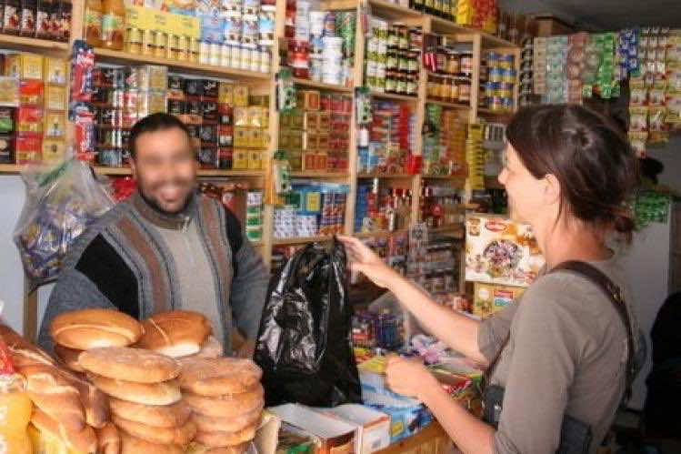 مليون مغربي يعبئون "روشارج" هواتفهم من "الحانوت"