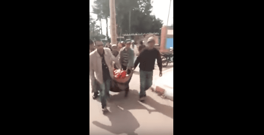 حمل مسن مريض في "كاشا" بدل سيارة الاسعاف يغضب الفيسبوك