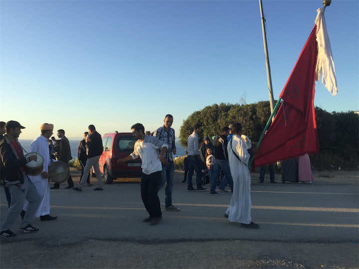 احتفالات الطنجاويين بفاتح ماي.. نزهات استجمام وطرب وغناء وطعام