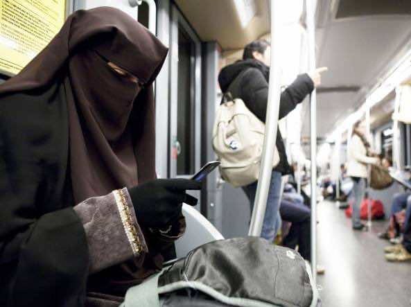 القضاء الإيطالي يوجه صفعةً للمنقبات