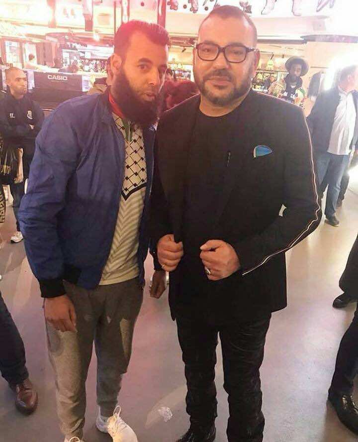 محمد السادس يلتقط صورا جديدا مع محبيه في باريس