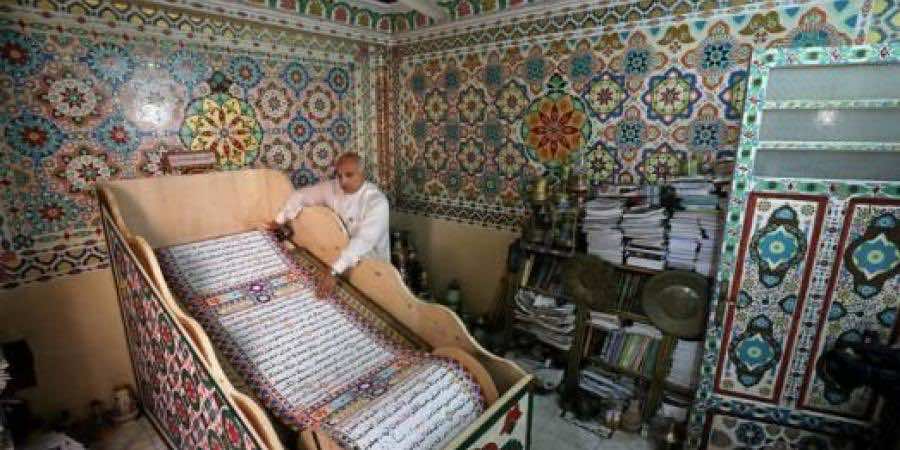 خطاط مصري ينسخ مصحفا طوله 700 متر