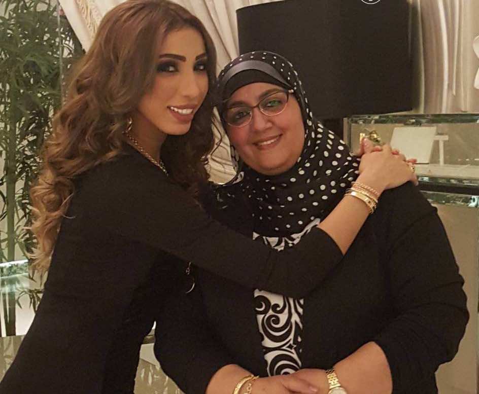 دنيا باطمة تهدي والدتها طقم ذهب 24 قيراط - فيديو