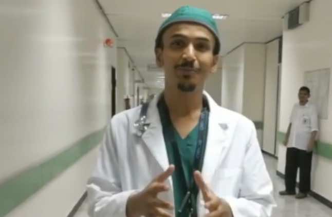 "طبيب يتطوع لخدمة المرضى مقابل “شربة ماء