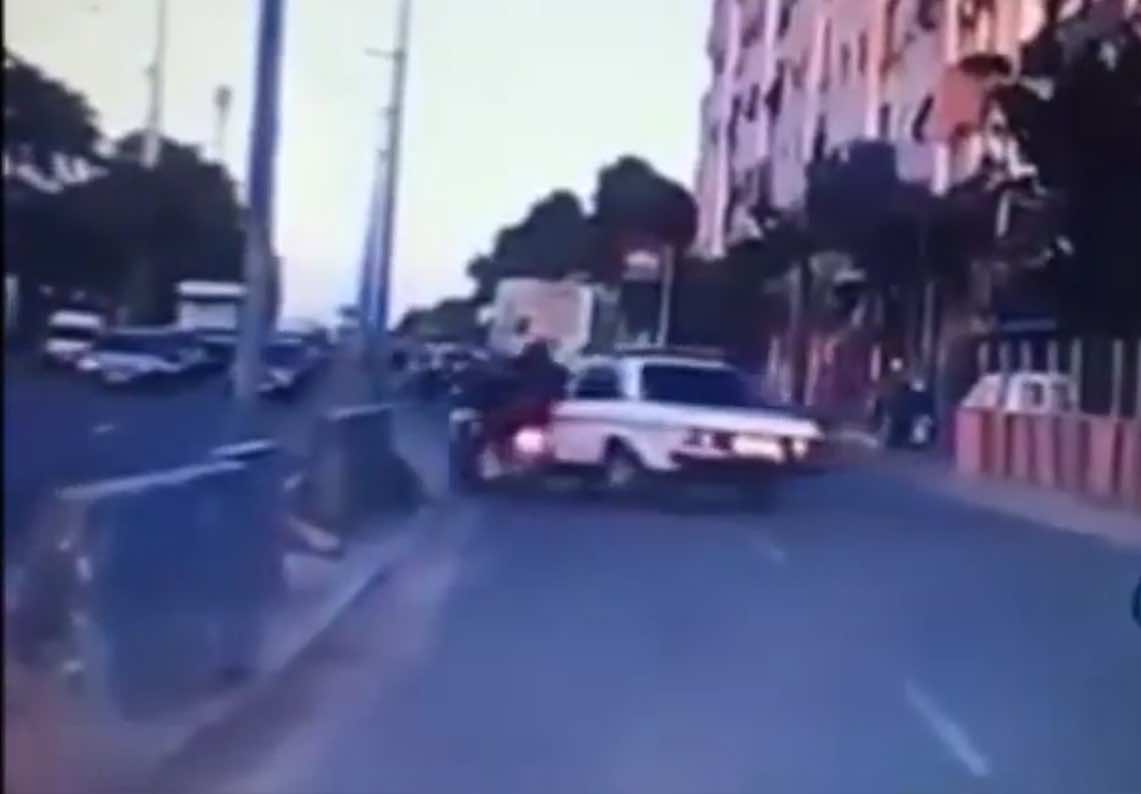 اعتقال سائق طاكسي دهس دراجة نارية وتسبب هروبه في الرعب - فيديو