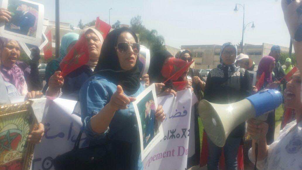 ضحية "شفط الدهون" تُخرج العشرات من النساء للتضاهر 
