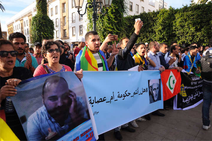 عشرات المحتجين بالرباط يساندون حراك الريف ويرفعون شعرات ضد "المخزن" و"أخنوش" ـ صور