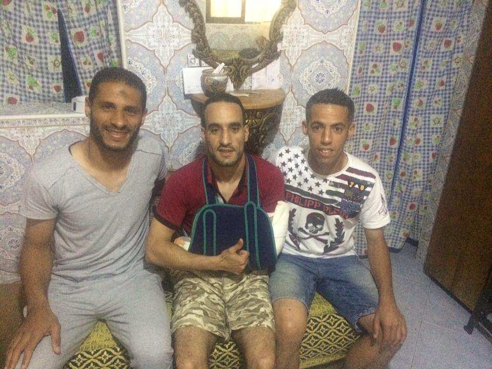 نجم الرجاء يزور أشهر مشجع عسكري بعد تعرضه لكسر