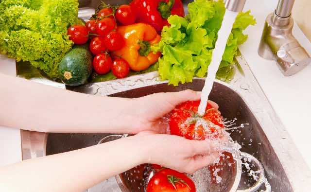 إكتشفي الطريقة الصحيحة لغسل الخضار... هكذا تخلّصينها من الأوساخ المضّرة بصحتك