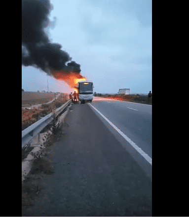 حريق مهول بحافلة للنقل العمومي في الجديدة - فيديو