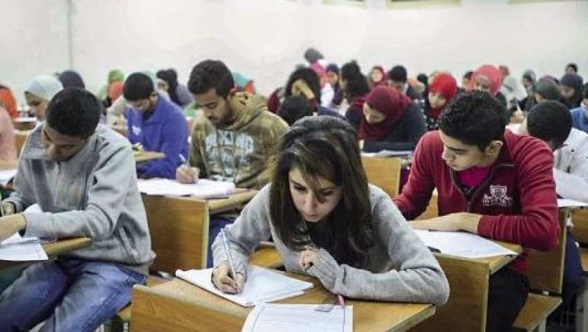 جد تجمعه الامتحانات مع أحفاده