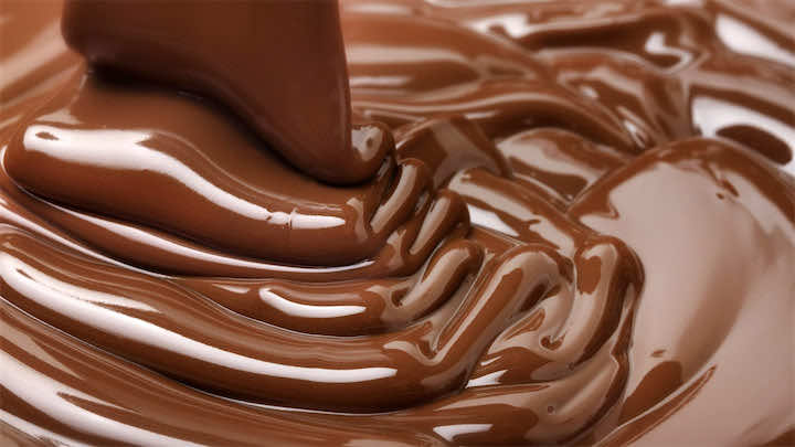 دراسة: عشاق الشوكولاتة في مأمن من اضطراب ضربات القلب