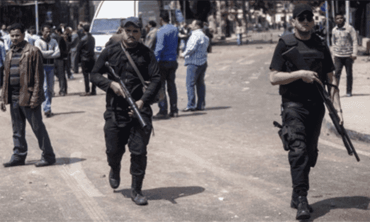 مقتل خمسة شرطيين مصريين في إطلاق للنار على كمين أمني