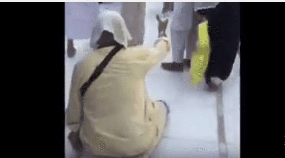 مغربي يطوف حول الكعبة على لوح خشبي بعد أن بترت رجله - فيديو