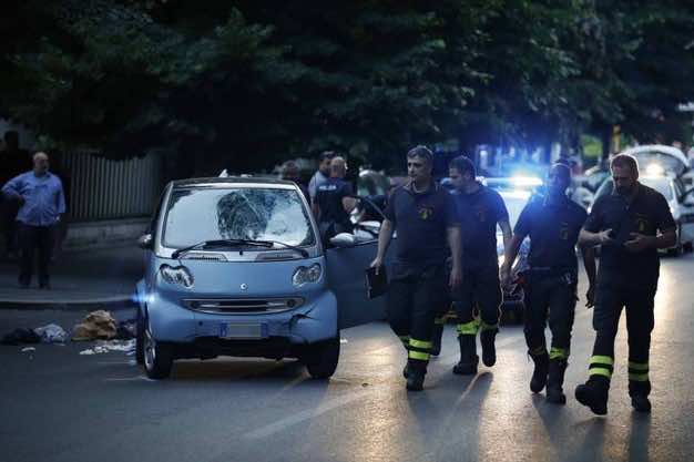 سيارة تدهس خمسة أشخاص بإيطاليا - صور