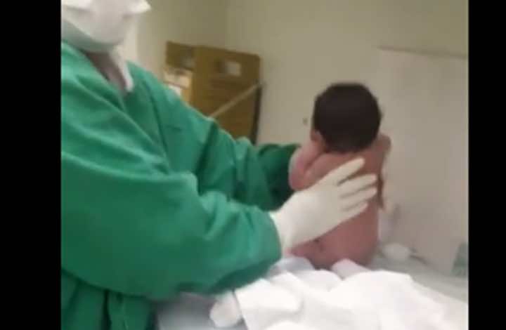 رضيع يمشي بعد دقائق من ولادته حقق مشاهدات خيالية - فيديو