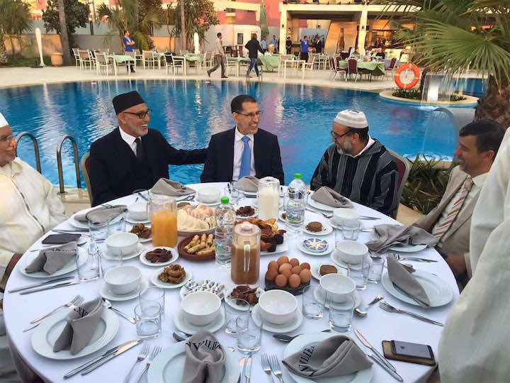 الاحتجاجات تعم المدن..والعثماني يتناول إفطاره في حفل أمام مسبح!-صور