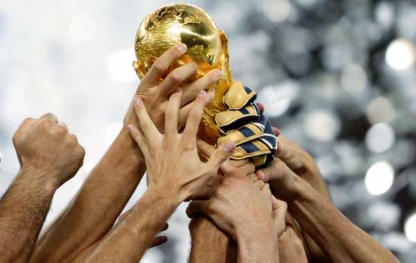 مجهولون ينبشون قبر بطل كأس العالم في الكرة ويُخفون جثمانه!