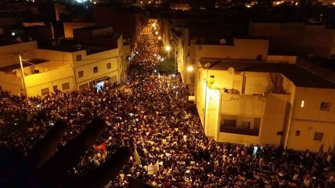 نشطاء الحسيمة يحولون معقل الاحتجاج إلى قلب أكبر حي شعبي