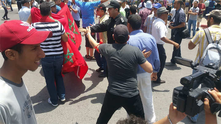 "الشباب الملكي" يهاجم المشاركين في مسيرة الرباط: وا الخونة!- صور