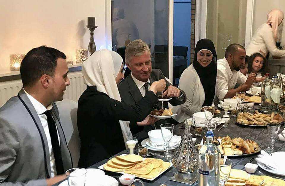 ملك بلجيكا يزور إماما مغربيا ويتناول وجبة الإفطار في بيته -صور