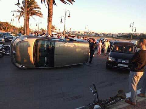 انقلاب سيارة في حادثة سير خطيرة قبل أذان المغرب بدقائق - صور