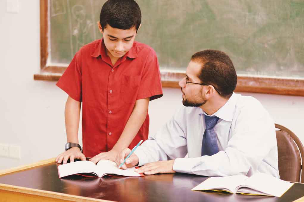 إيقاف مدرس عن العمل مدى الحياة لإرساله  صورة “واق ذكري” لتلميذة