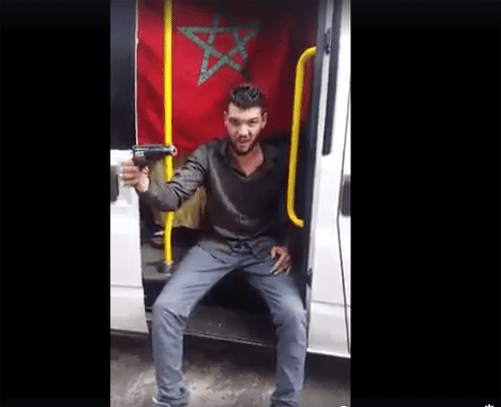شاب يشهر "مسدسا" ويهدد محتجي الريف بالتصفية والحرق!